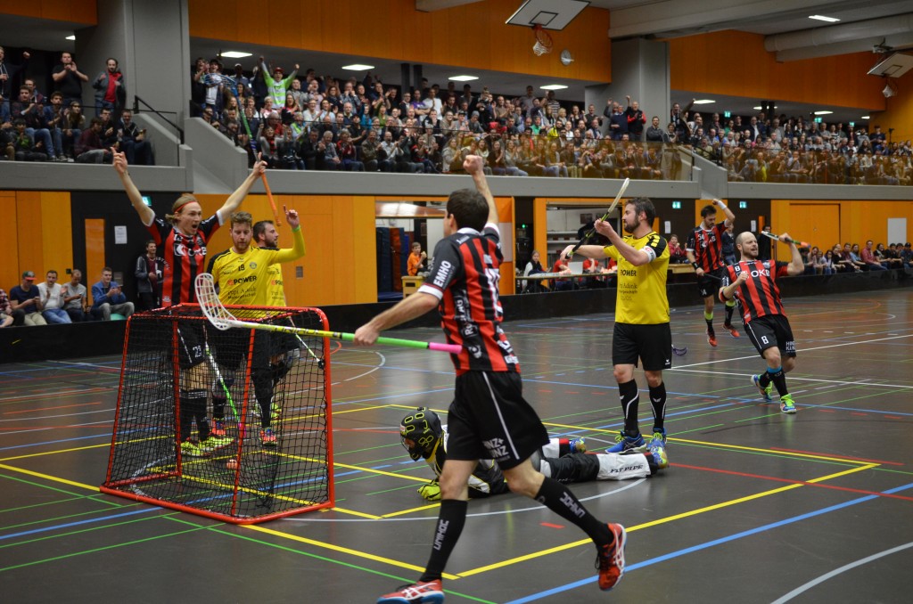 Ad Astra bejubelt den Einzug in die Aufstiegsspiele zur NLA (Foto: Simon Abächerli)