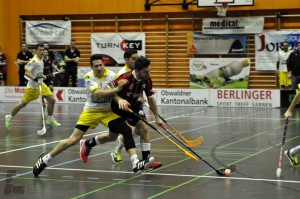 Gianluca Amstutz im Zweikampf gegen einen Uznacher in den Playouts der Saison 2013/2014 (Foto: Simon Abächerli)