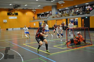 Sarnens Captain Roman Schöni vor dem Tor von Zürisee Unihockey (Foto: Simon Abächerli)