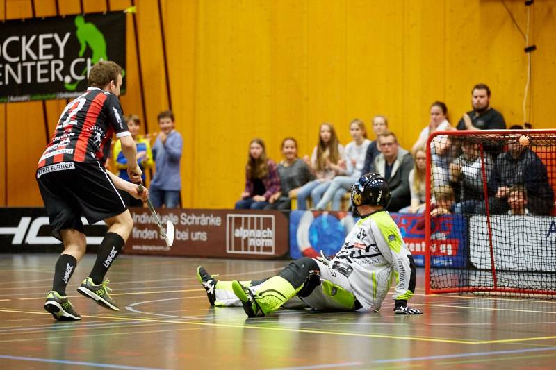 Roman Schöni versenkt einen Penalty gegen den Thuner Schlussmann Thomas Fankhauser (Foto: Simon Abächerli)