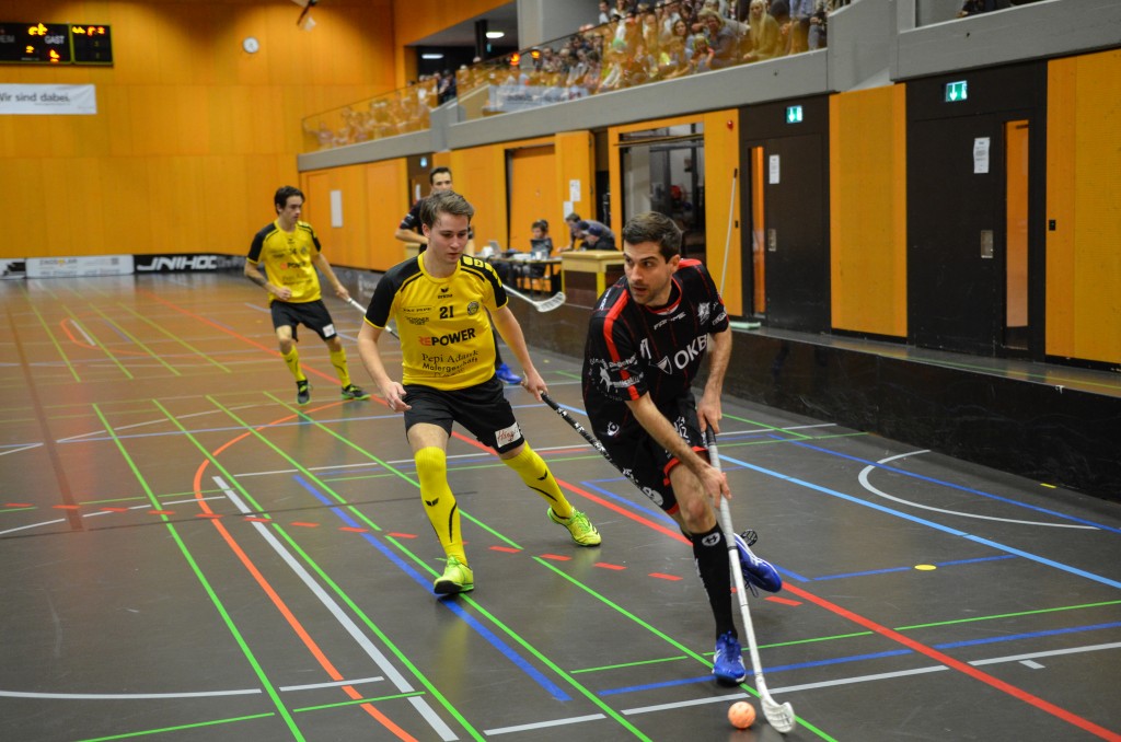 Christof Ming deckt den Ball vor einem Davoser Gegenspieler ab (Foto: Simon Abächerli)