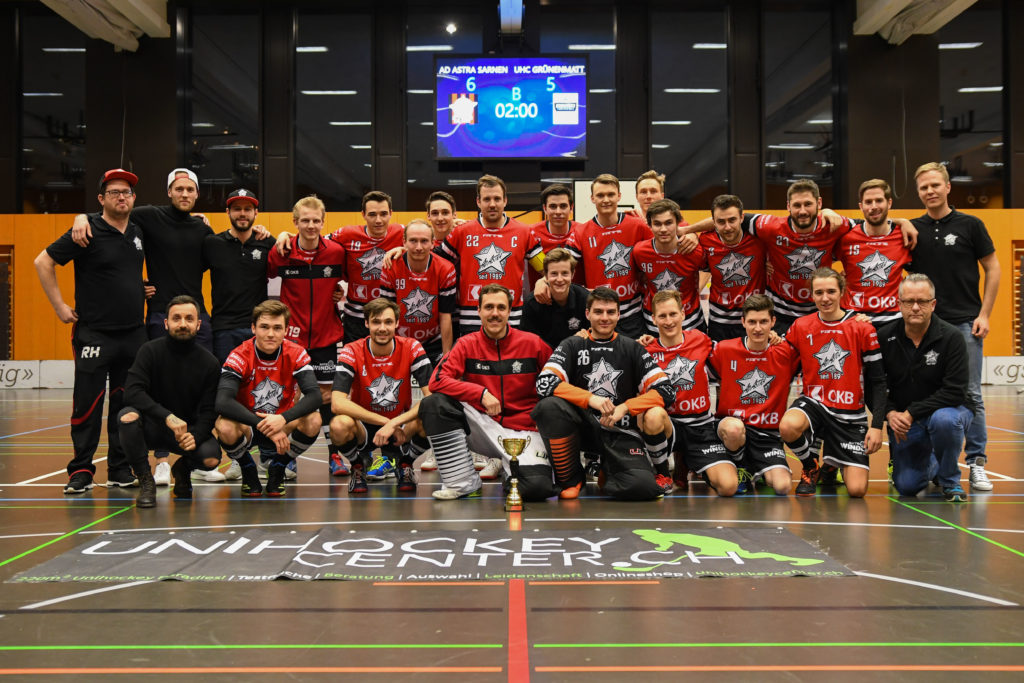 Das Herren-NLB Team mit dem Pokal für den Qualifikationssieg, im Hintergrund die neue LED-Wand (Foto: Simon Abächerli)