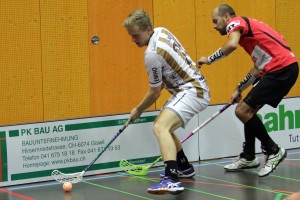 Sarnens Björn von Rotz deckt den Ball ab vor einem Altendorfer Verteidiger (Foto: Simon Abächerli)