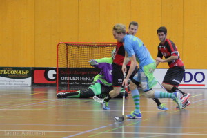 Tatu Eronen im Trikot von Floorball Thurgau im Einsatz gegen seine neuen Teamkollegen (Foto: Simon Abächerli)