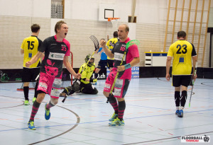 Tatu Eronen bejubelt einen Treffer im Spiel gegen Davos (Foto: Floorball Thurgau)