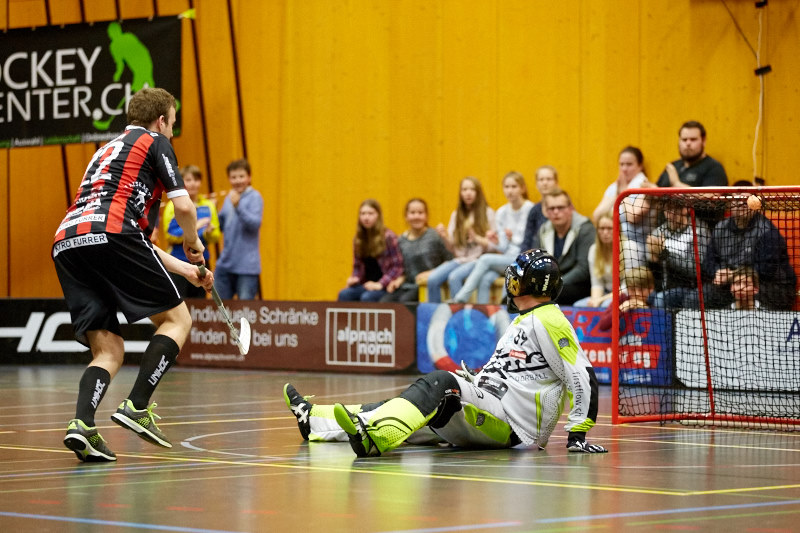 Roman Schöni versenkt den 5. Penalty für Ad Astra Sarnen (Foto: Michael Peter)