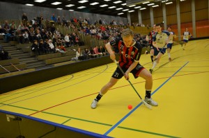 Björn von Rotz kontrolliert den Ball im Spiel gegen Zug United (Foto: Simon Abächerli)