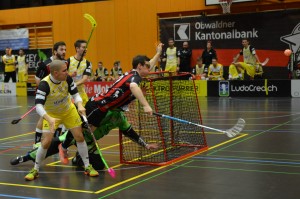 Sarnens Andreas Kronenberg wird vor dem Tor der Jona-Uznach Flames gefällt (Foto: Simon Abächerli)