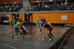 Marco Schöni sucht den Pass vor das Tor von Floorball Thurgau (Foto: Simon Abächerli)