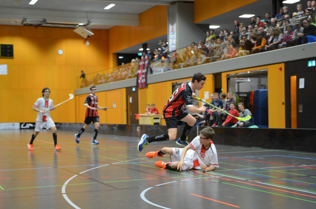 Dario Eberhardt im Zweikampf mit seinem Churer Gegenspieler (Foto: Simon Abächerli)