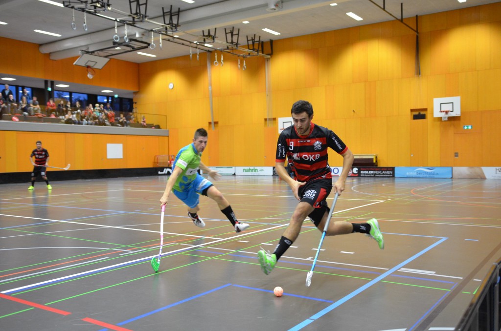 Valerio Läubli überläuft Silas Lienert von Floorball Thurgau (Foto: Simon Abächerli)