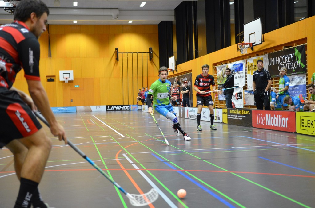 Eine Szene aus dem Hinspiel zwischen Ad Astra Sarnen und Floorball Thurgau (Foto: Simon Abächerli)