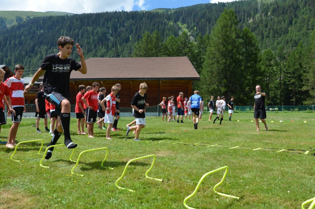 Sprungtraining an der frischen Luft (Foto: Simon Abächerli)