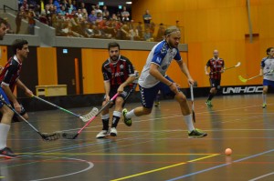 Zugs Finne Aki Hietanen kontrolliert den Ball (Foto: Simon Abächerli)