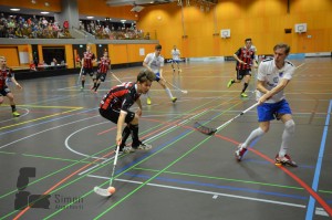 Marcel Kramelhofer (links) im Einsatz für Ad Astra gegen Zürisee Unihockey (Foto: Simon Abächerli)