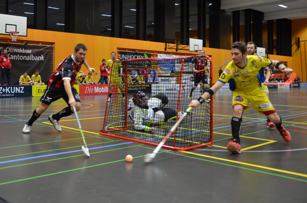 Marco Schöni reckt sich nach dem Ball (Foto: Simon Abächerli)