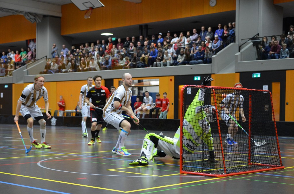 Sarnens Hintermannschaft wehrt sich in Unterzahl gegen ULA (Foto: Simon Abächerli)