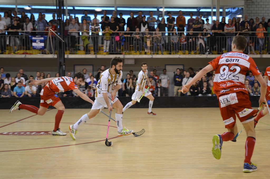 Gianluca Amstutz (am Ball) setzt die Thuner Abwehr unter Druck (Foto: Simon Abächerli)