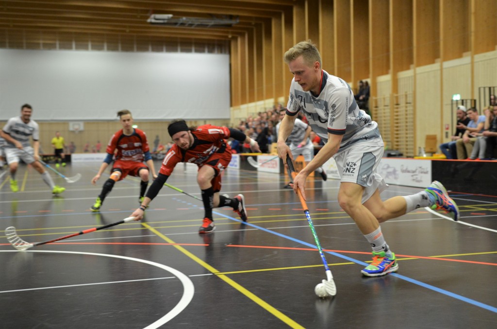 Björn von Rotz zieht vor dem Sarganser Bruno Singer davon (Foto: Simon Abächerli)