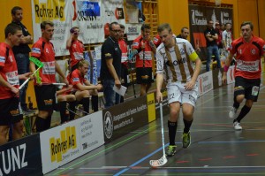 Der Sarner Captain Roman Schöni deckt den Ball ab gegen die Red Devils (Foto: Simon Abächerli)