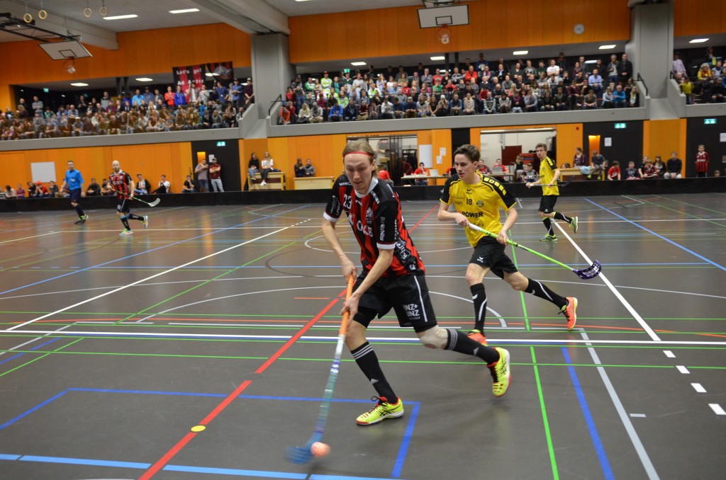 Sarnens Tatu Eronen deckt den Ball ab (Foto: Simon Abächerli)