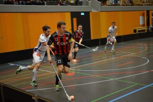 Der Sarner Captain Roman Schöni deckt den Ball vor einem Tessiner ab (Foto: Simon Abächerli)