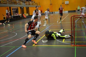 Der Sarner Andreas Kronenberg gegen die Hintermannschaft von Ticino Unihockey (Foto: Simon Abächerli)