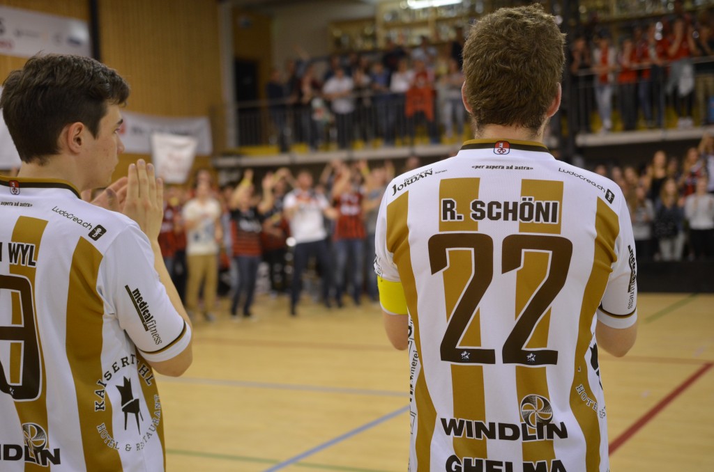 Der Captain bedankt sich mit seinen Teamkollegen bei den mitgereisten Fans für die Unterstützung (Foto: Simon Abächerli)