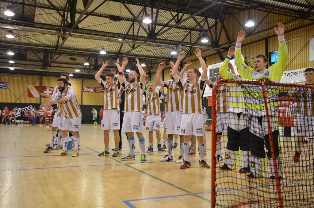 Die enttäuschten Sarner lassen sich trotz der Niederlage von den Fans feiern (Foto: Simon Abächerli)