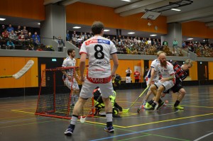 Sarnens Janne Kainulainen sucht den Ball vor dem Tor der Tessiner (Foto: Simon Abächerli)