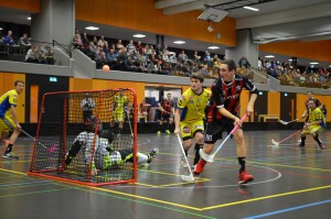 Basil von Wyl hat den Ball im Blick (Foto: Simon Abächerli)