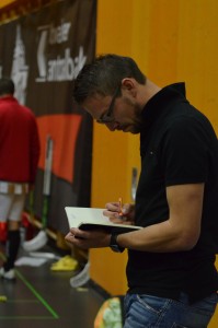 Assistenztrainer Philippe Giesser mit seinem ominösen Notizbuch (Foto: Simon Abächerli)