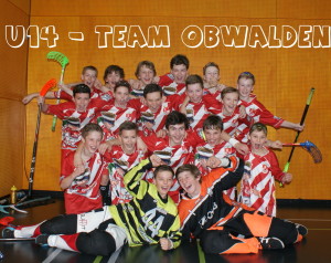 Das Team Obwalden U14 bejubelt den Gruppensieg