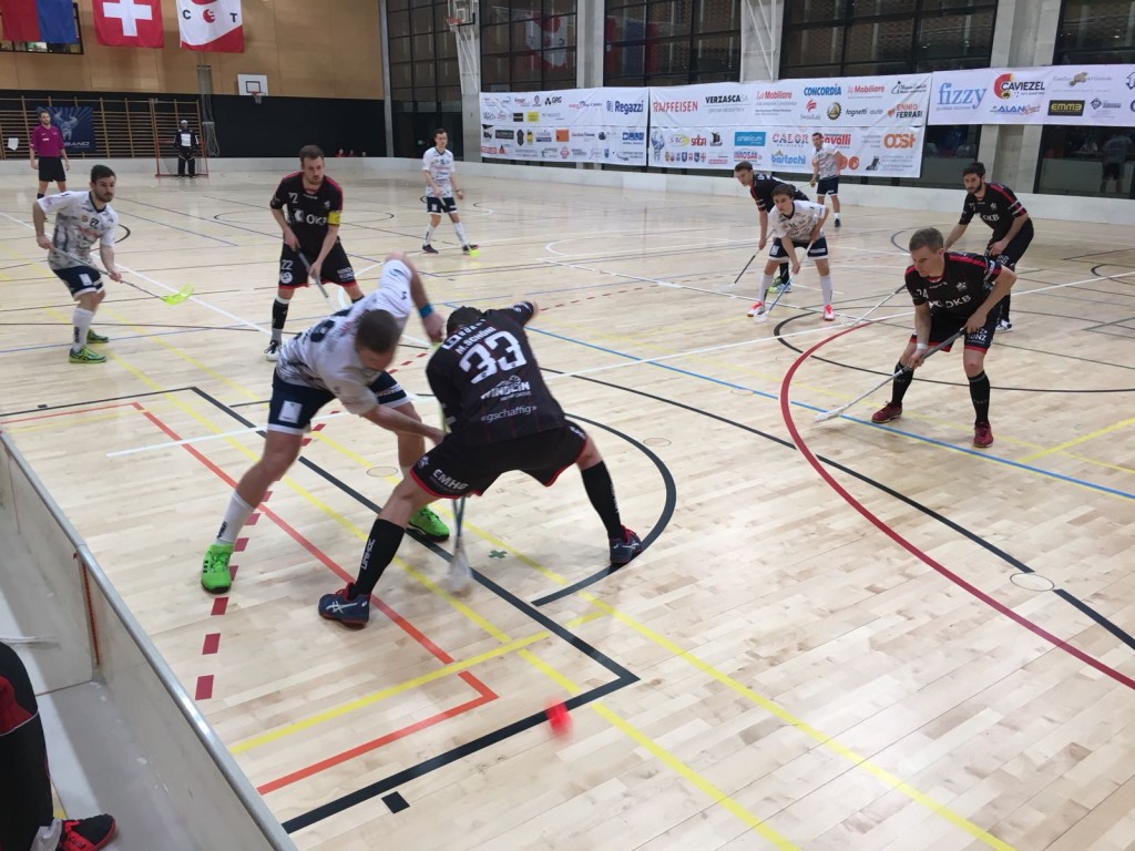 Marco Schöni beim Bully gegen Gordolas Tschechen Ales Zalesny (Foto: Peter Reber)