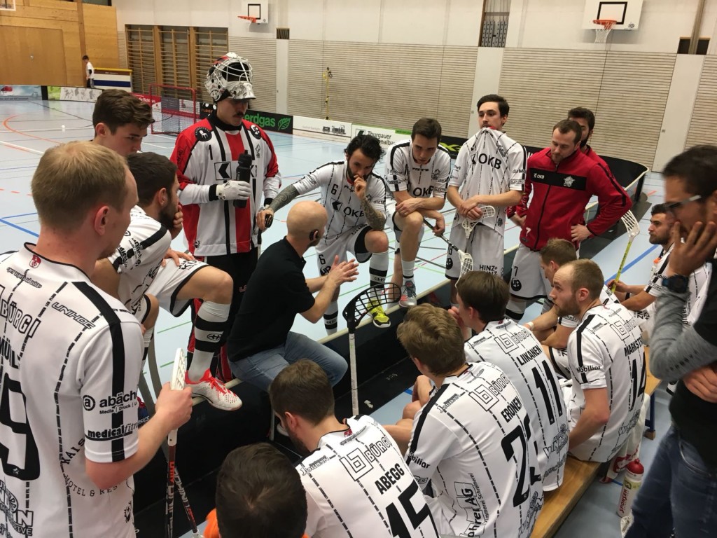 Otto Moilanen schwört seine Spieler beim Timeout auf die Schlussphase ein (Foto: Peter Reber)