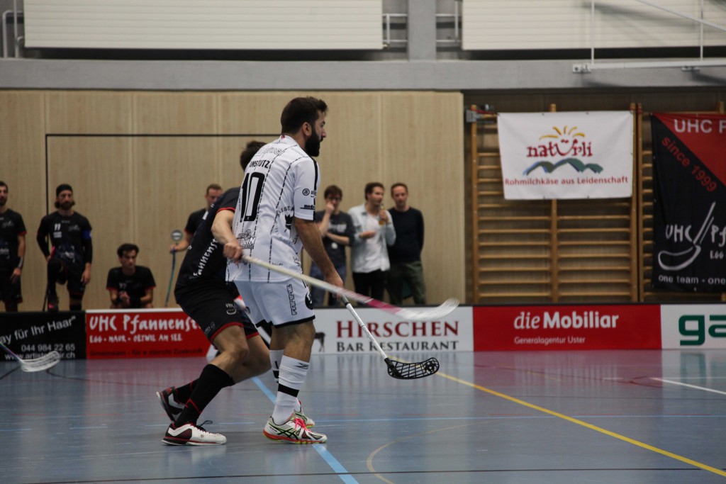 Gianluca Amstutz im Einsatz gegen den Aufsteiger UHC Pfannenstiel (Foto: Kaja Ramseier)