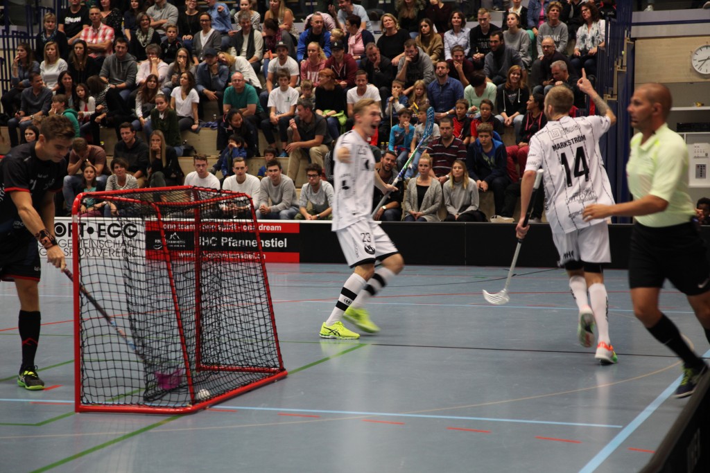 Robin Markström (rechts) und Tatu Eronen bejubeln das 0:2 (Foto: Kaja Ramseier)