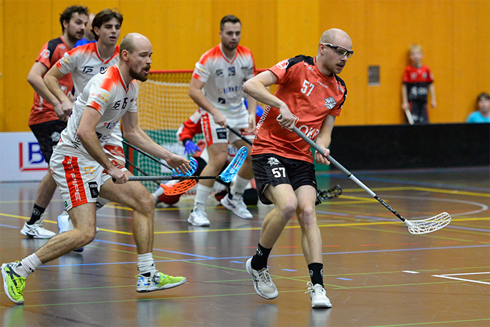 Juilan Nigg (rechts) neben Jonathan Surakka, dem Doppeltorschützen von Ticino (Foto: Monica Bachmann)
