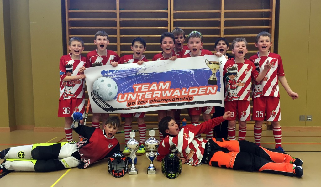 Die D-Junioren vom Team Unterwalden bejubeln den Frühlingsmeistertitel der JLZ