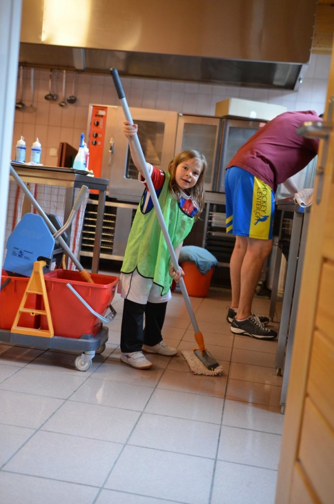 Auch die Kleinen helfen mit beim Putzen der Unterkunft (Foto: Simon Abächerli)