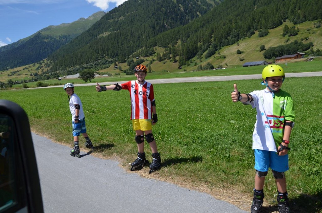 Auf dem Weg zum Badesee (Foto: Simon Abächerli)