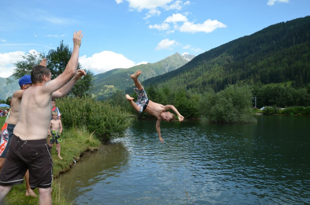 Viel Spass mit der Fleisch-Schleuder am Badesee (Foto: Simon Abächerli)