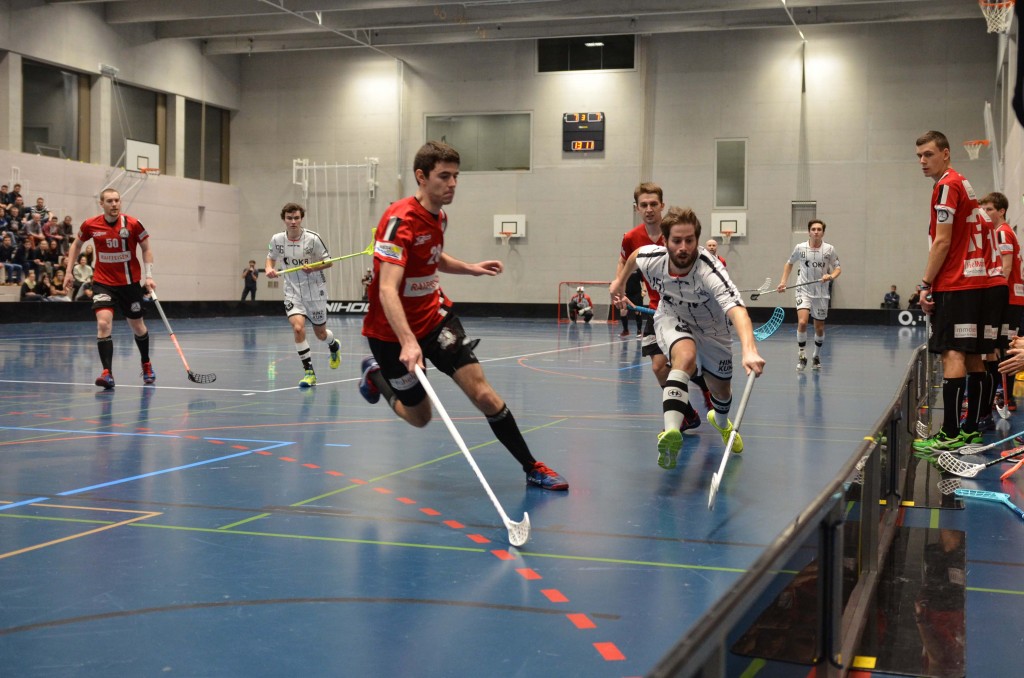 Markus Abegg (rechts) wirft sich auch im hohen Unihockeyalter kompromisslos in die Zweikämpfe (Foto: Simon Abächerli)