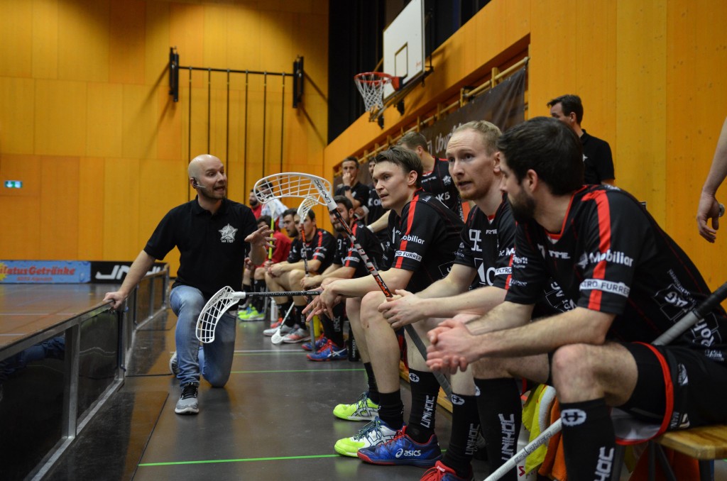 Otto Moilanen gibt seinem Team Anweisungen (Foto: Simon Abächerli)