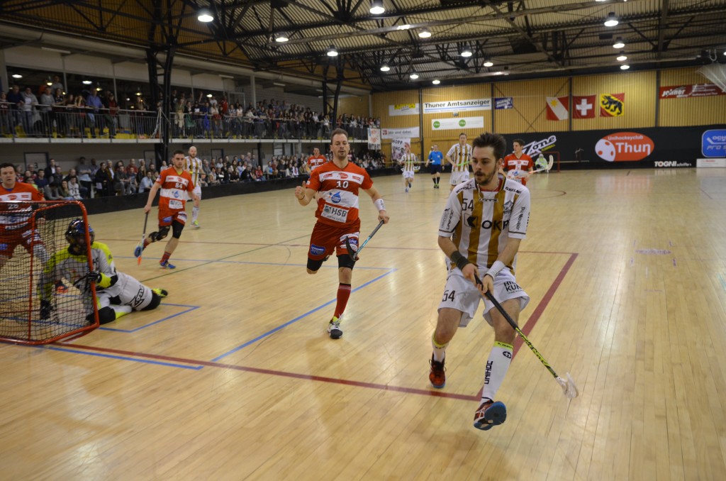 Manuel Wagner (vorne) ist schneller am Ball als sein Thuner Gegenspieler Samuel Graf (Foto: Simon Abächerli)