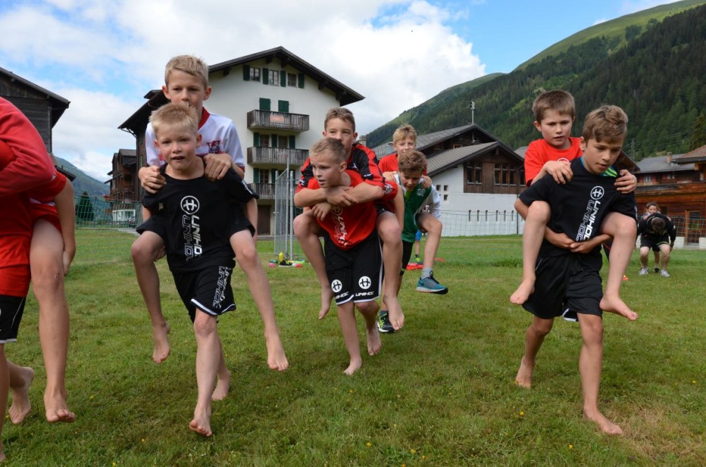 Voller Einsatz bei der Huckepack-Stafette (Foto: Simon Abächerli)