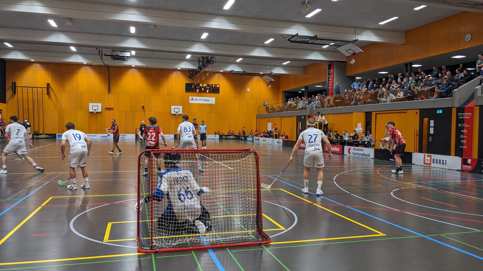 Gut gefüllte Sarner Dreifachhalle beim ersten Heimspiel im Jahr 2025