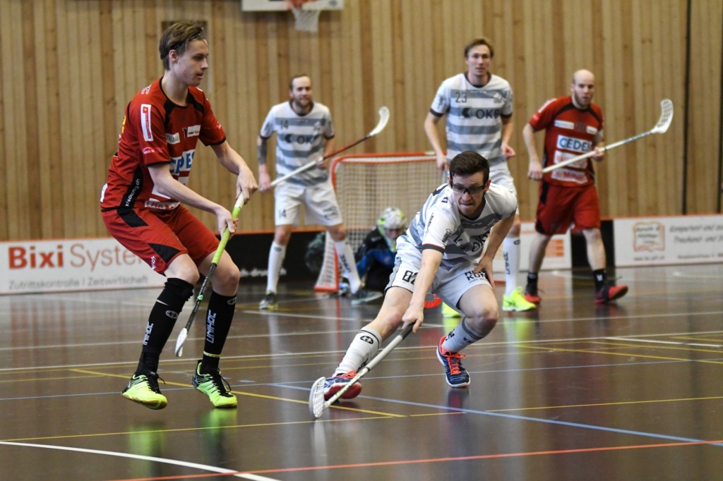 Andreas Kronenberg streckt sich nach dem Ball (Foto: Simona Beeli)